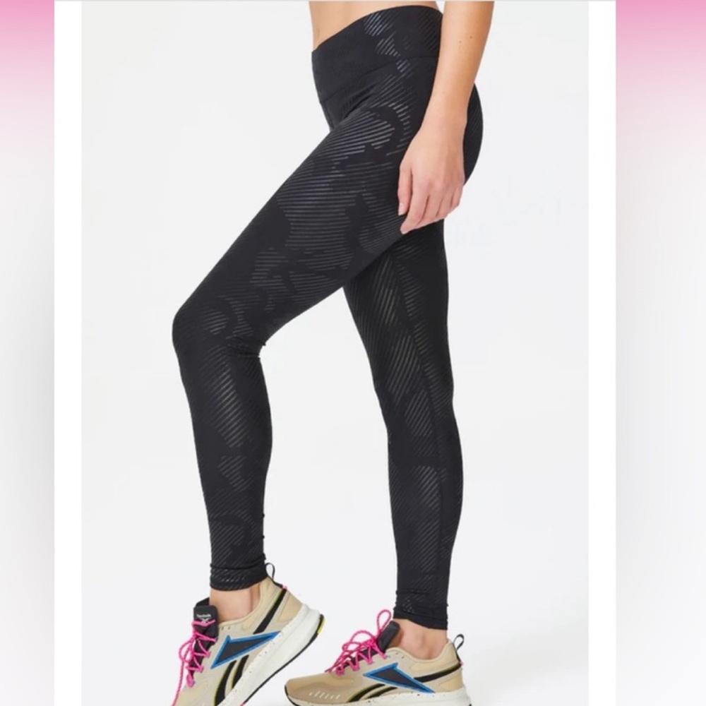 Terez Black Tonal Camo Foil Up Lift Cropped Leggings Medium